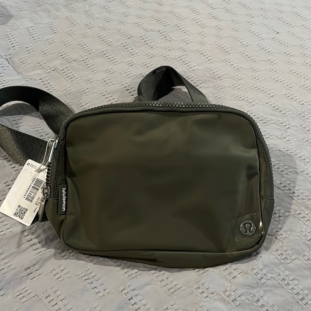 Lululemon everywhere belt bag large